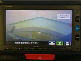 【バックカメラ】運転が苦手な方も車庫入れラクラクです!ギアをリバースに入れれば自動的に切り換わりますので、面倒な操作は不要です♪狭い駐車場もお車を傷つけず安心ですね!