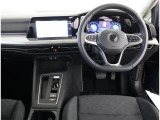 レザーステアリングにデジタルメーターです!車両情報、ナビをメーター画面内で確認できます)お客様の運転をサポートします!