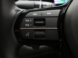 【ステアリモコンスイッチ】ハンドル装備されいるリモコンで運転中にナビゲーションのチャンネルや曲を変えることが出来ます。運転しながらの危険なナビ操作がなくなりますので安心です。