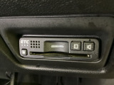 ETCがついています。高速道路の料金所の通過も楽々です!。 カードの取り出しもしやすい場所についています。