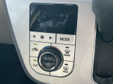 すっきりした運転席周りにはナビやエアコンの操作パネルを設置しておりますので、お一人での運転でもご安心できます。