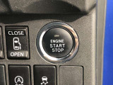 エンジンスタートスイッチです。キーが車内にあれば、エンジンの始動や停止はスイッチを押すだけ!キーを取り出す手間を省き、ワンプッシュで操作できるので簡単でスムーズです。