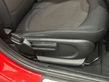 自分に合ったドライビングポジションへ。運転席まわりも使いやすく設計されています。