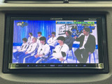 画面いっぱいに番組が表示され、停車中にテレビや映像を楽しめる装備です。メニュー表示も確認しやすく、休憩時間などを車内で過ごす際にも活用できます。