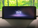 【10.25インチマツダコネクト】車内の雰囲気にマッチした大型ディスプレイ。スマホ接続でのナビ使用やBluetooth再生等、様々な機能が楽しめます。直感的なダイヤル操作が可能で、使い勝手も良好です。