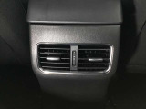後部座席にもエアコン吹き出し口がしっかり装備されています。