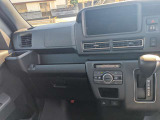 視界が広く運転しやすい運転席まわりです。各スイッチ類の位置も直感的に操作しやすく、長距離ドライブでも疲れにくい設計になっています。