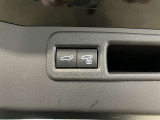 パワーバックドアは荷物の出し入れがしやすい優れもの!スイッチひとつで重たいバックドアが締まります!日用品の大量買い出しにも大活躍!