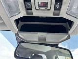 サングラスホルダーを装備!運転中にサッと手が届く位置に収納できます!
