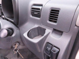 カップホルダーは運転席や助手席からちょうど手の届く位置です!!