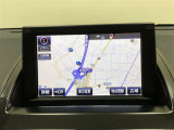 SDナビゲーションシステムです。運転中の視線移動を最小限に抑えるために、画面をインストルメントパネルの前方に配置しています。