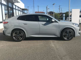 【BMWの伝統-3】BMWのお車は、&ldquo;駆け抜ける歓び&rdquo;を体現しております。走行の安定性とコーナリングの良さを追求し、思い通りにハンドルの操作可能です。