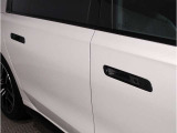 【デザインとの融合】BMWデザイナーが創り出したボディデザインを損なう事のない様に配置とデザインに拘っています。ドアノブについてもBMWの拘りに妥協はありません。