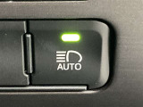 対向車がいないとき、見通しの悪い道路は暗くて怖いですよね。。。こちらのクルマはオートマチックハイビーム搭載です!対向車の有無で自動でハイ・ロウビームに切り替えます。