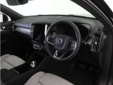 インストルメントパネルは僅かに運転席側へと傾けられているほか、余計なスイッチ類を可能な限り排し、運転に集中しやすい環境を造り出しています。