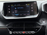 Apple CarPlay、Android Auto 対応。スマホを接続するとタッチスクリーン上でマップ、通話、メッセージ、ミュージックなどのアプリをスマホ同様に操作できるミラースクリーン機能搭載