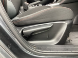 運転席にはドライバーの体型や好みに応じて前後方向だけでなく、高さの調整ができるシートリフターを装備!
