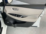 ボトルホルダー付き運転席ドア。