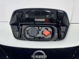 フロントエンドに充電ポートを備えています。(運転席側:急速充電用、助手席側:普通充電用)