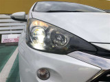 【LEDヘッドライト】 悪天候や夜間走行時も良好な視界を確保し、安心して運転できるLEDヘッドライトを装備!点灯速度が速く、消費電力も抑えられます。