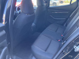 MAZDA3の後部座席はシートの形状が良く、お尻が自然にはまる設計となっております。適度な硬さがあり沈み込みすぎないため、長時間の乗車でも疲れにくくなっております。