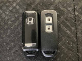 スマートキーを装備しています。鍵を差し込むことなくドアロックの開け閉めと、スタートボタン操作でのエンジンスタートができます。スペアキーも同じものを用意しております。