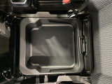 靴や大きめの荷物などもスマートに収納できる便利な引き出し式の収納ボックスです。車外から見えない隠し収納として、また汚れが気になりやすいアイテムの保管にも重宝します!