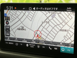地図が画面いっぱいに表示され、現在地周辺や道路の位置関係を確認しやすい仕様です。画面上の案内を頼りに、初めての場所へのお出かけにもお役立ていただけます。