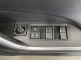 パワーウィンドウスイッチで運転席から全席の窓の開閉ができます♪