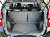 バックドアは大きく開きます。定員乗車時でも十分広いラゲッジスペースを確保しています。