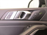 BMWはすべての窓がオートウインドウで操作できます。ドアミラーも電動での格納はもちろん、後退時には助手席ミラーが下を向く機構が備わっています。