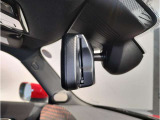 【ルームミラー一体型ETC車載器】ルームミラーの裏側に目立たない様に配置されたETCカード挿入口。スタイリッシュ且つ機能的なものとなっております。