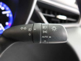 周囲が暗くなると自動でヘッドライトを点灯するオートライト機能付き。周囲が明るくなると自動で消灯します。