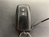 ドアの開閉時、両手が荷物で塞がっている時はキーレスでのカギの解除が大変ですよね。スマートキーはポケットやバッグに入れておけば、ノブに触れただけでロックの解除が可能です。とても便利な機能です。