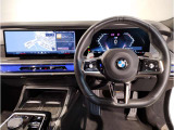 【ハンドル】ドライバーとBMW車の一体感がダイレクトに伝わるステアリングホイール。形状・太さへの拘りに加えて、操作性を高める為にスイッチ類も配置。クイックかつ安定のドライビングを体感下さい!