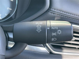 【オートライト(AUTO)】外の明るさをシステムが感知して、自動でヘッドライトが点灯します。ヘッドライトをつけ忘れを防ぐ便利機能です。