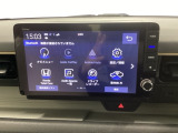 HondaCONNECT対応の便利なナビディスプレー。お持ちのスマートフォンと連携して、ナビやBluetoothでの音楽再生が可能です。デザインはもちろん、操作性も良好です。