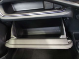 車検証入れなどに便利なグローブボックスです。