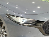 【LEDヘッドライト】悪天候や夜間走行時も良好な視界を確保し安心して運転できる高輝度LEDヘッドライトを装備!点灯速度が早く、消費電力も抑えられています。