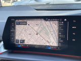 【純正ナビゲーション】BMWのナビゲーションは操作性も良く、詳細な地図情報と交通状況を見やすく表示し、快適なドライビングをサポートしながら目的地までナビゲートします。