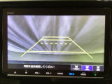 バックでの車庫入れも安心です! リアカメラが付いているバックモニター付のナビを装備しております。操作線もついており距離感も画面から確認できます。