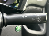 レバーには矢印やライトの表示があり、操作内容を目で確かめやすい仕様です。運転席から手を伸ばしやすい位置にまとまり、乗車時にも表示を確認しながら扱いやすい装備となっています。