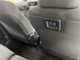 運転席シートバックにスマートフォンやタブレットの充電ができるUSB端子付!