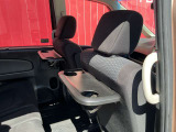 運転席及び助手席後ろにはセカンドシート用ドリンクホルダー&テーブルを装備☆