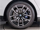 【BMWアロイホイル】軽量かつ強度に拘ったアロイホイル。走行性能ポテンシャルを引き出す設計。車の足元を引き締めてくれる大きなポイントはアロイホイルです。