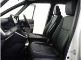 高いホールド性で運転姿勢が安定します。長距離ドライブでも疲れにくいのが魅力です。快適なドライビングライフをお送りください♪
