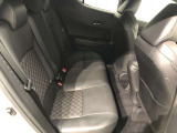 【後部座席】も当然、綺麗・清潔に仕上げております。内装の綺麗なお車は気持ちが良いですし、コンディションのいい車が多いです。これもオススメの1台です。
