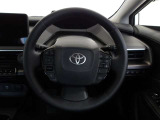 快適な操作性の運転席、ハンドルも綺麗に清掃済みです。もちろん安全を守るエアバッグも装備しているので安心してお乗りいただけます。
