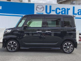 狭い駐車場でも隣を気にせず開け閉めできるスライドドアと、乗り降りしやすい低床設計を採用。見晴らしの良い視界と取り回しやすいサイズ感で、日々の買い物や送迎など市街地の移動に重宝する実用的な仕様です。