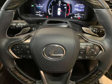 オーディオや運転支援機能などを手元で操作できるステアリングスイッチ。操作時の視線移動が少なく、安全にも貢献します。